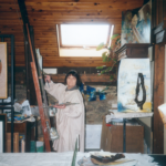 L'artiste dans son atelier en Brocéliande 2008